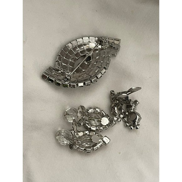Vintage Rhinestone Encrusted Brooch and 2 Pairs Rhinestone/Bead Clip-on Earrings - Picture 11 of 12